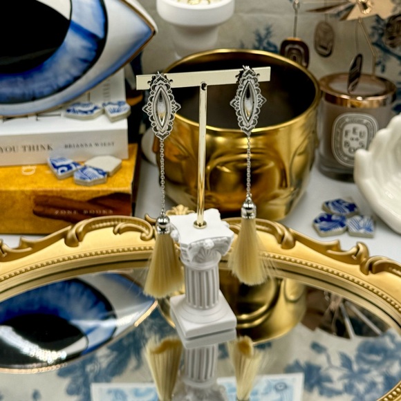 🆕 TOGA PULLA 🧿 NWOT Metal Fringe Earrings - White Fringe - Picture 3 of 15